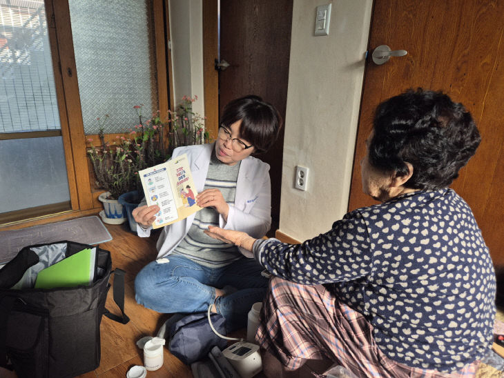 3.한파 대비 취약 어르신 가정방문 건강 교육 모습