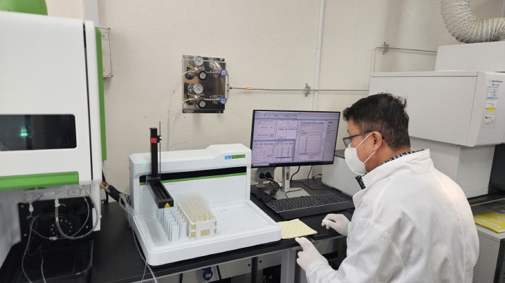 8.토양 분석 장비 운영 모습