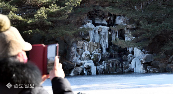 20260125-강추위에 얼어붙은 인공폭포