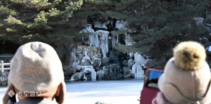 20260125-강추위에 얼어붙은 인공폭포1