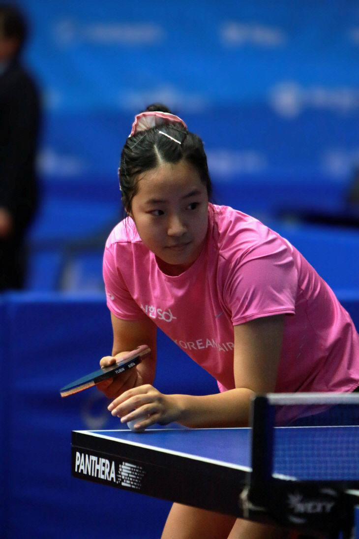 서브를 넣기전 생각에 잠긴 신유빈 선수