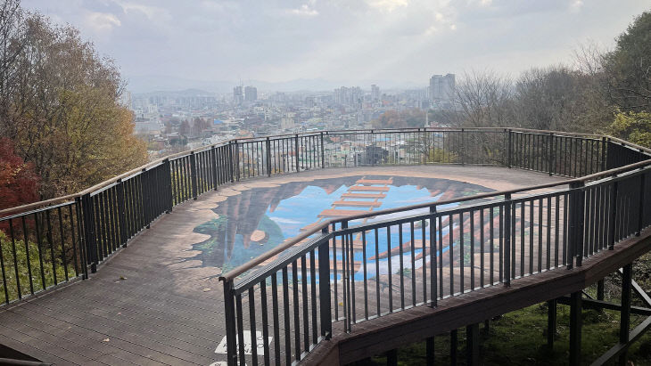 2. ②부춘산 황톳길에 조성된 전망데크
