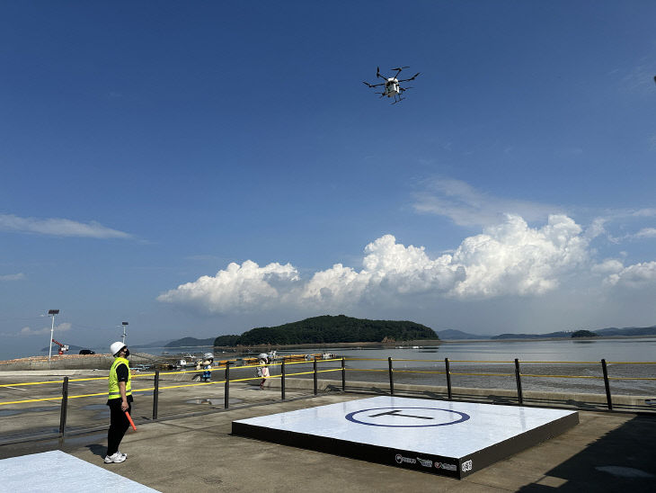 2. ③드론이 중왕항 배송 거점에서 이륙하는 모습