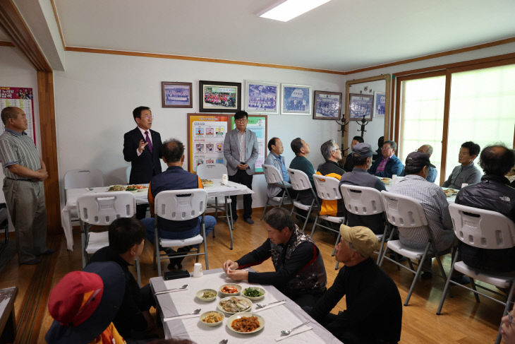 보도 1) 경로당에서 식사하는 어르신들(1)