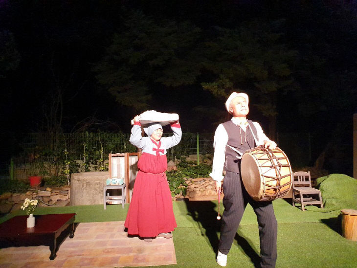 보도 4) 만종리대학로극장 연극 모습