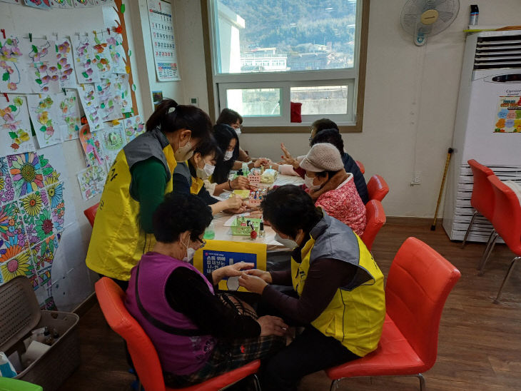 2.굿뜨래전문자원봉사단 봉사 활동(네일아트)