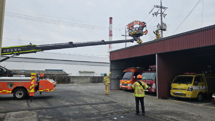 서천소방서가 실시한 주택화재 대비 지붕파괴 훈련