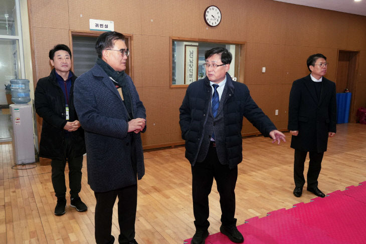 김기웅 서천군수가 김성환 기후부 장관과 대화를 나누고 있다