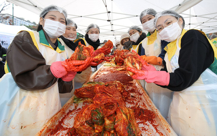 3. 김장 봉사에 참여한 수료생들 모습