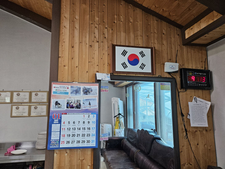 보도 1) 경로당에 걸려 있는 마을 달력