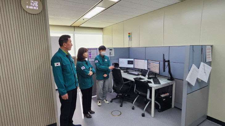 이은섭(사진 가운데) 안전행정국장이 재난안전상황실을 방문해