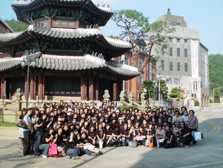 영상테마파크를 방문한 단체관광객