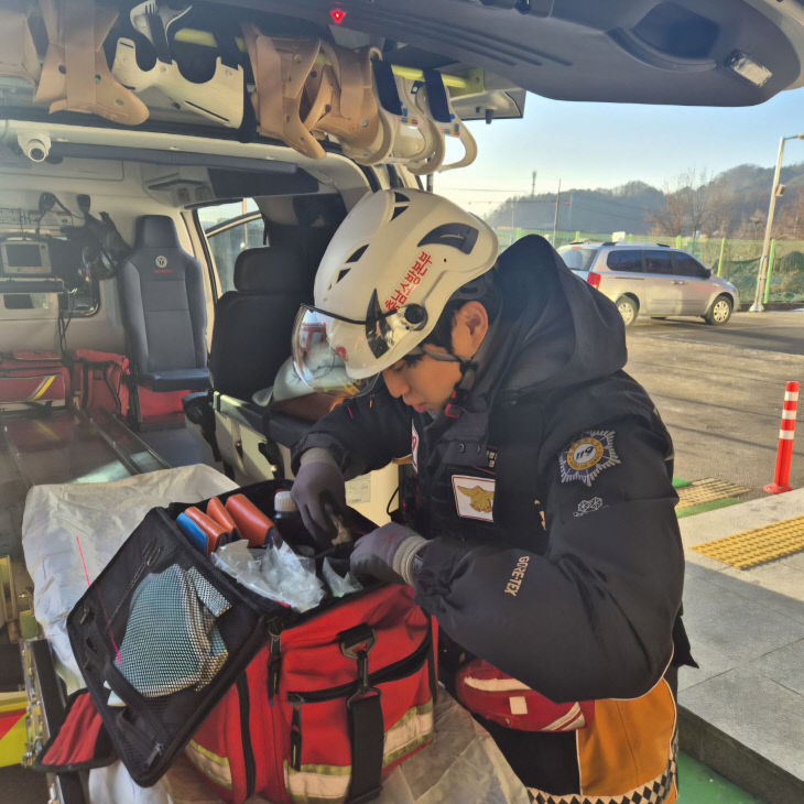 외상가방 점검 중인 금산소방서 구급대원