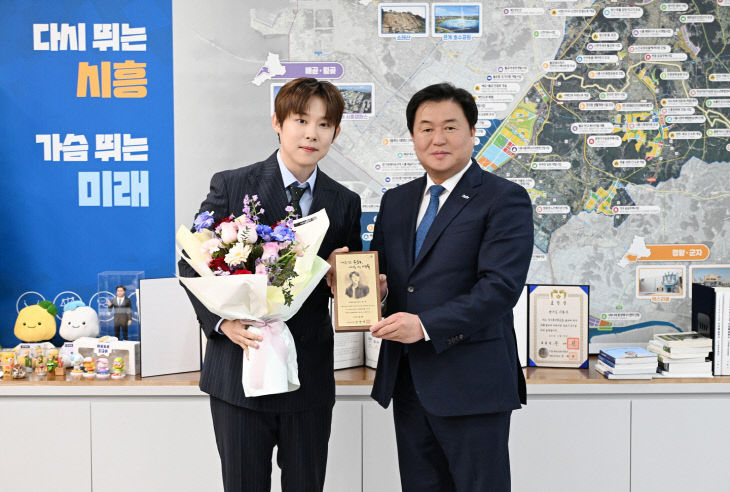 시흥시, 트로트 가수 ‘진욱’ 명예문화홍보대사 위촉