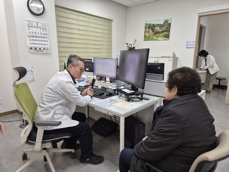 1.보건소 진료대행의사 진료 모습 (1)