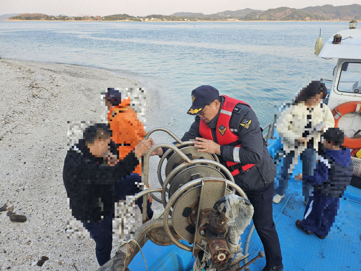 지난 11월 22일 소근진 인근 고립자 3명 구조하는 모습