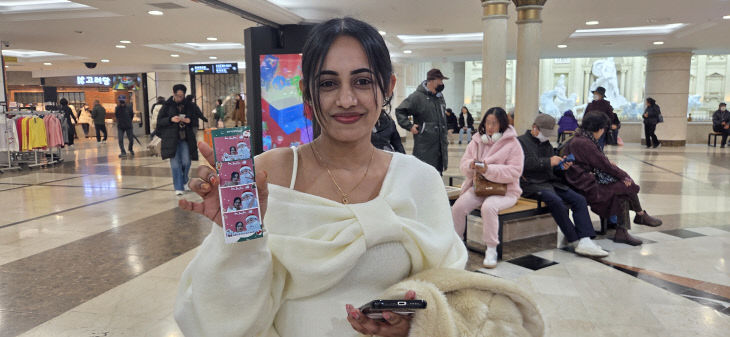 한 외국인이 서면지하도상가 중앙몰에서 인있다