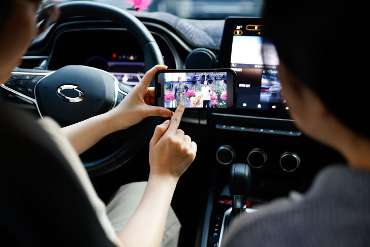 보도 1) 단양군 유튜브를 보고 있는 관광객(3)