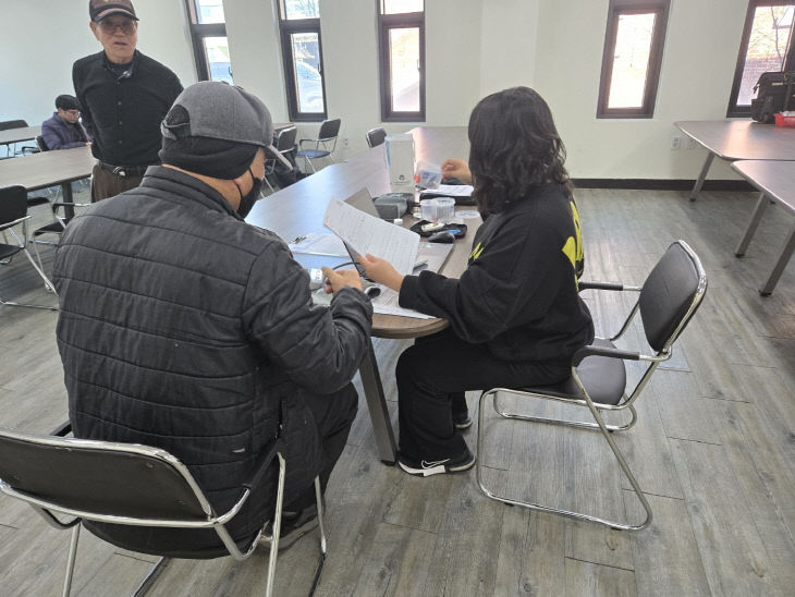 3.예산군 현업사업장 순회 점검 중 건강상담 실시 모습