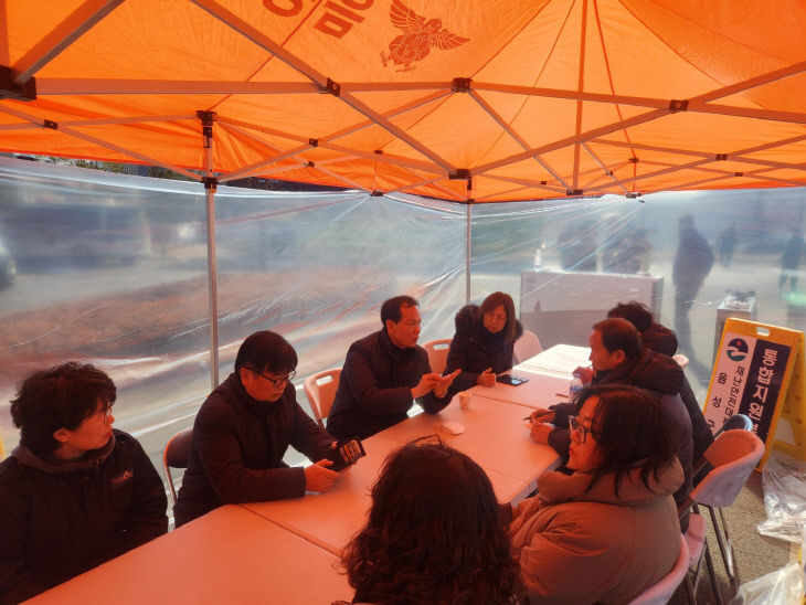 음성군 맹동면 공장 화재 현장에서 조병옥(사진 왼쪽에서 세 번