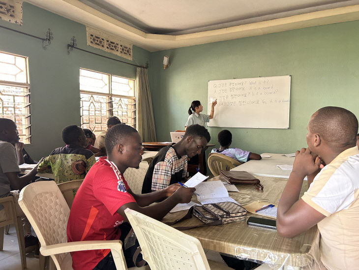 부룬디 학생들에게 한글을 가르치는 김가은 학생 (1)