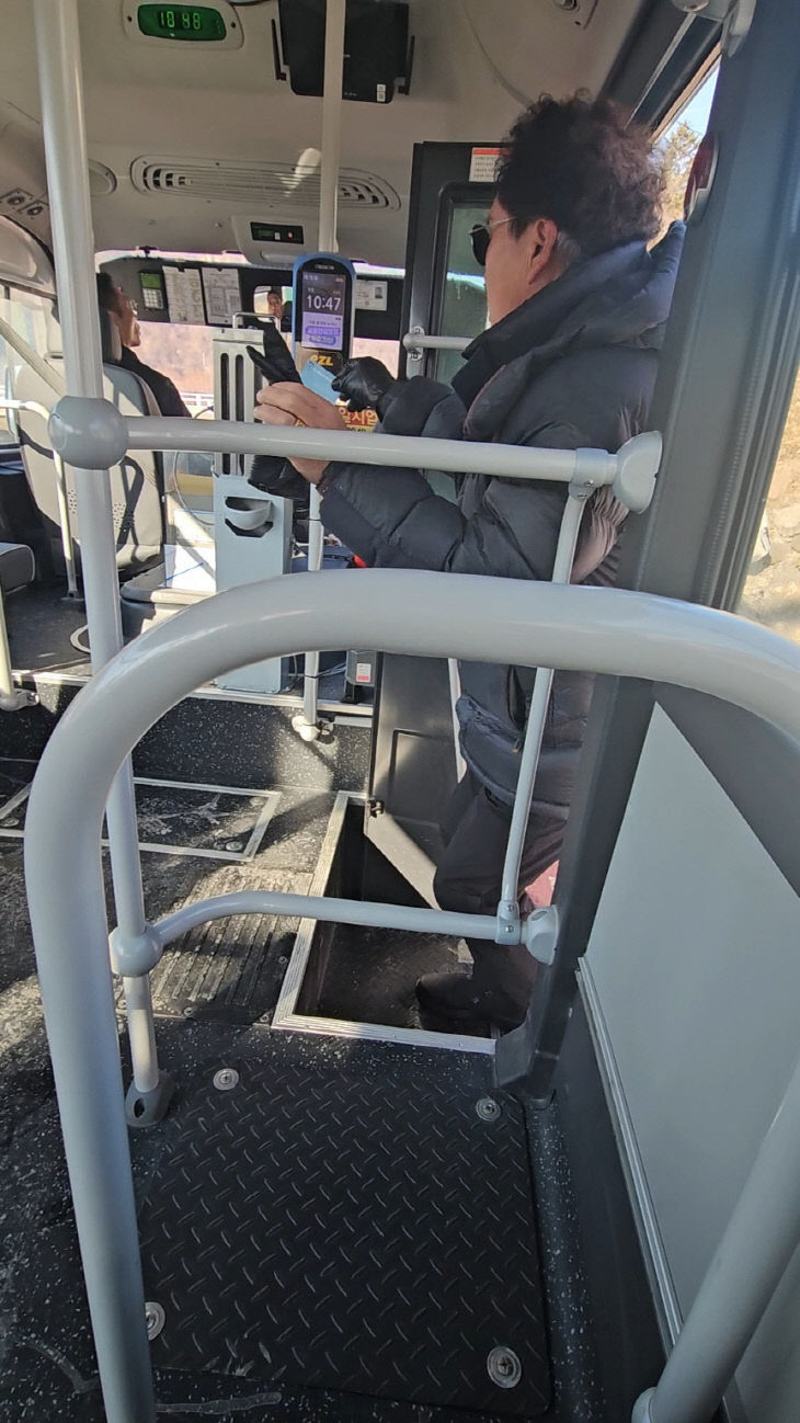 보도 1) 단양군 어르신 교통복지카드 이용 모습(2)