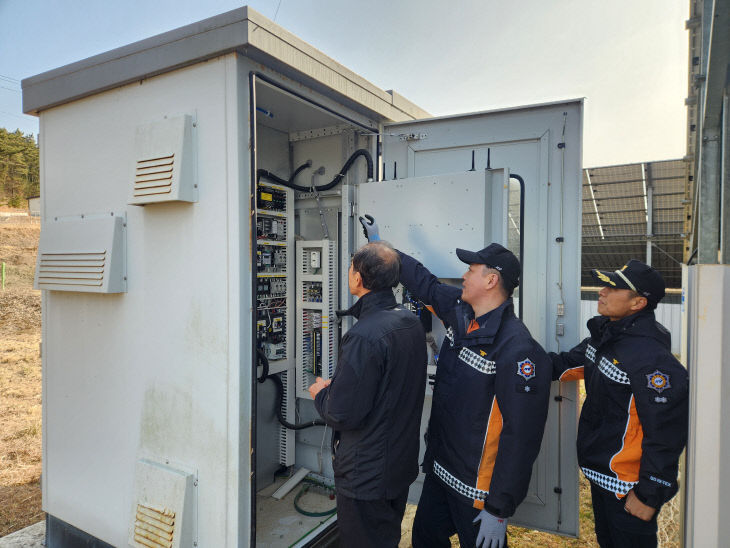 에너지저장장치 시설을 점검 중인 태안소방서 직원