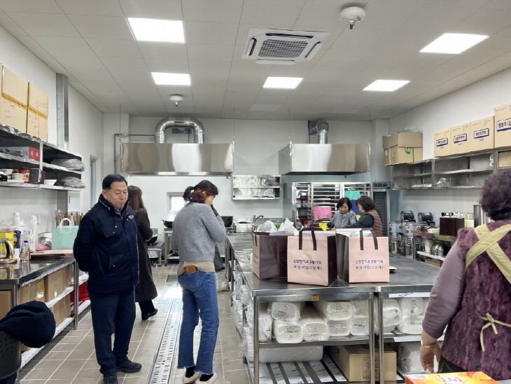 12.신양면 지역사회보장협의체 사랑의 반찬 나눔 활동 모습