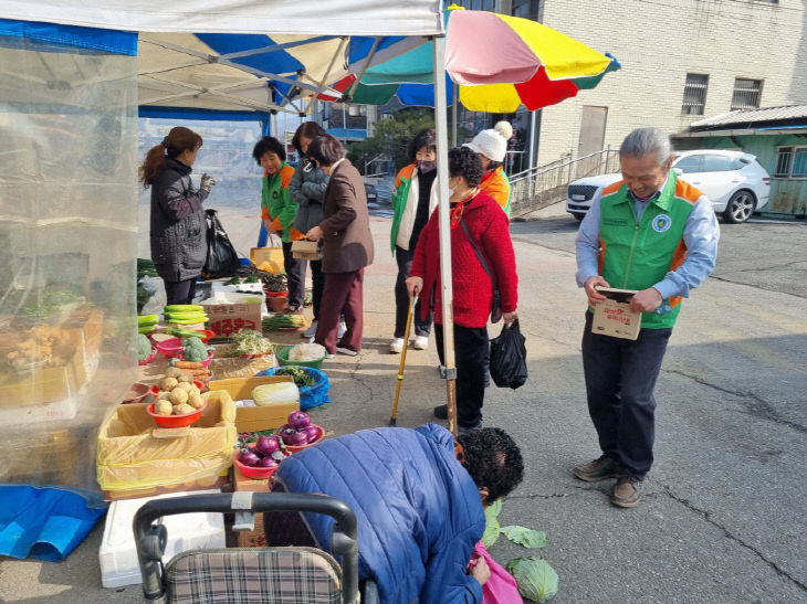 13.광시면 자율방재단 방한용품 나눔 모습