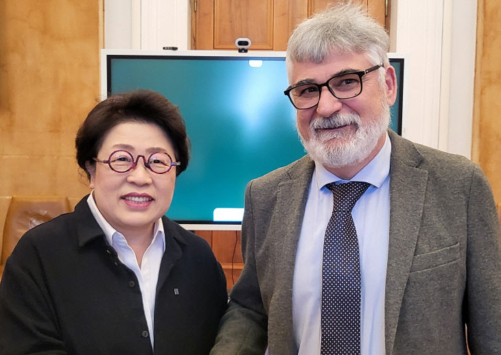 사진1 사피엔자대학과 상명대 국제교류 기념촬영모습