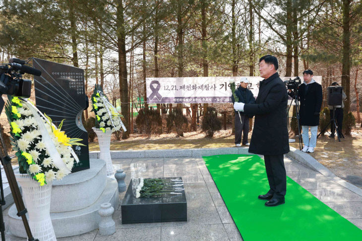 박영기 의장 추모 헌화 현장