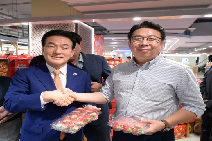 백성현논산시장과 아구스 라위 푸드홀 본부장