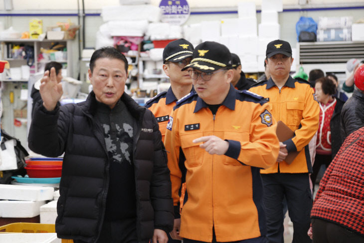 서천소방서가 서천특화시장에서 안전점검을 하고 있다