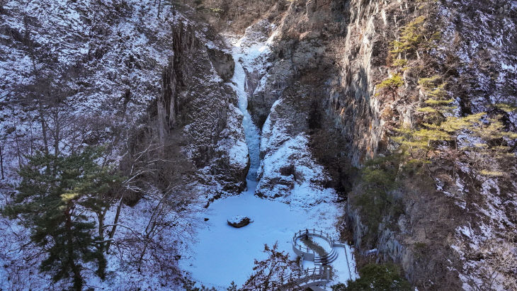 1. 영동 옥계폭포, 한겨울 빙벽 사이로 흐르는 물줄기 장관 (3)