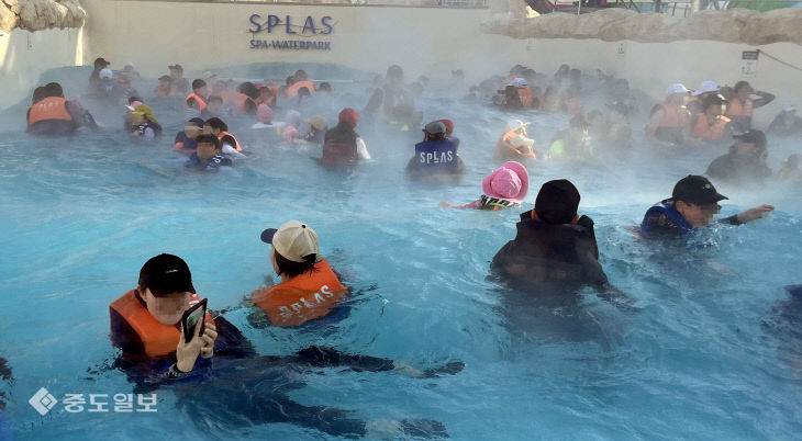 20260208-겨울 물놀이 인파1