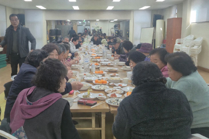 보도 3) 떡만둣국을 나눠먹는 어르신들