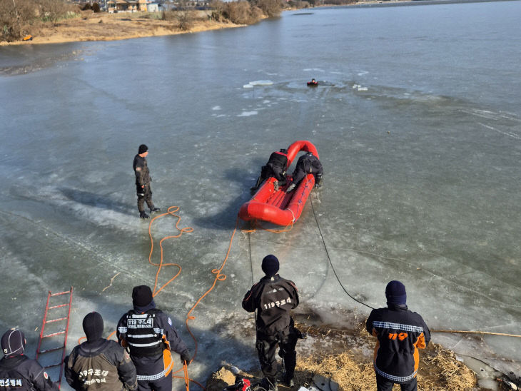 실제 결빙 환경에서 수난사고 구조훈련 중인 태안소방서