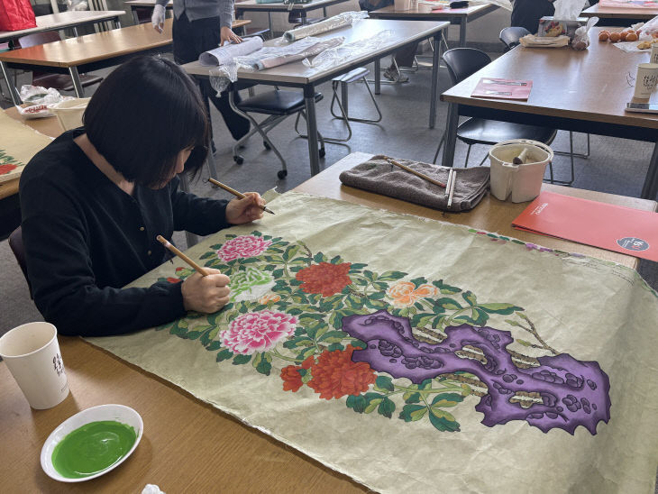 영산대 평생교육원의 전통 회화 수업 모습.