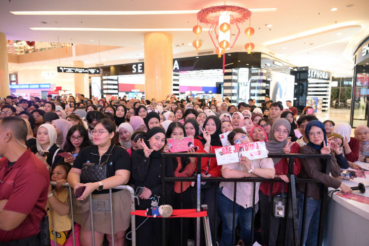 행사를 즐기는 현지인들 (1)