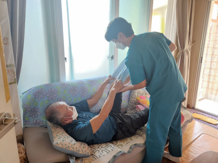 고향사랑기금사업 사진(가정방문 돌봄)