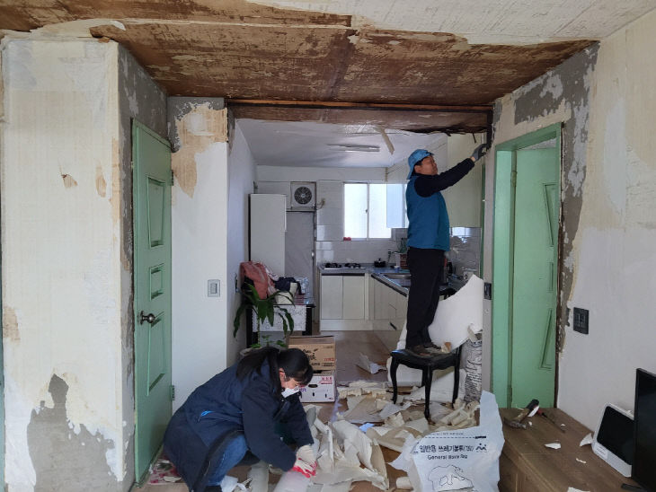 주거 취약 독거 어르신 가정 도배·장판 교체 지원(1)