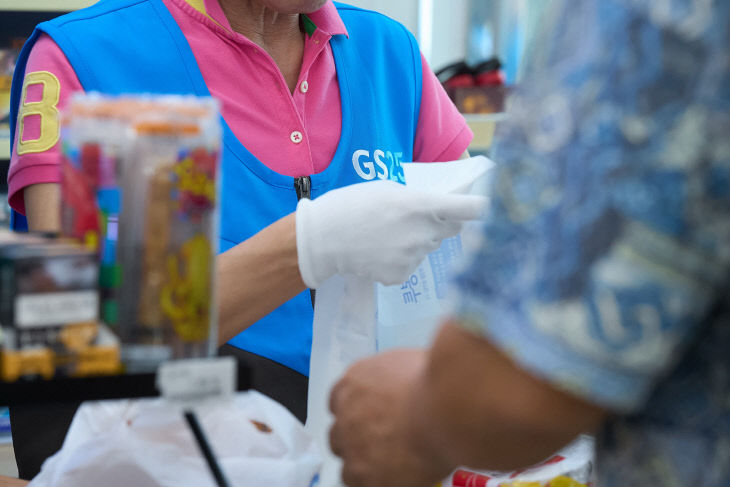 노인복지과(시니어편의점 일하는 모습)