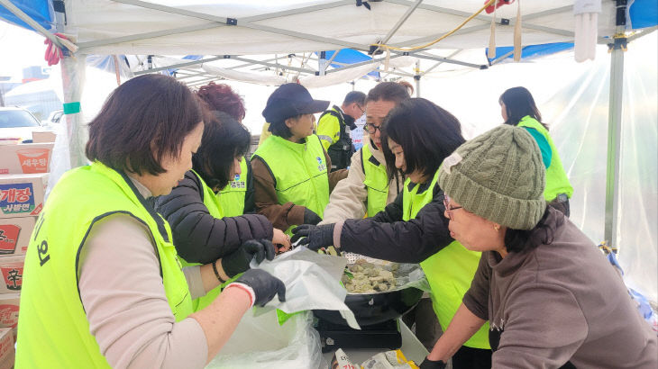 맹동면 공장 화재 현장에서 주민자치회가 식사 준비를 하고 있