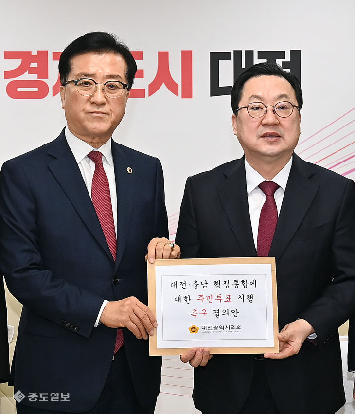 20260211-주민투표 시행 촉구 결의안 전달2