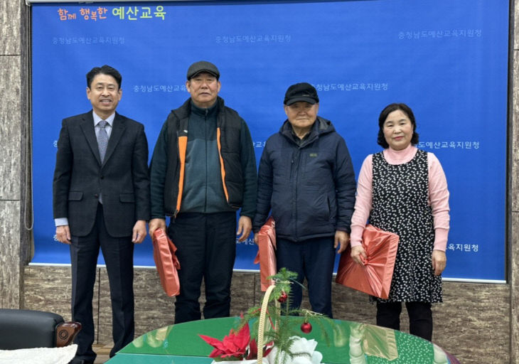 예산교육지원청, 설명절 맞아 청사관리 직원에게 격려품 전달 1