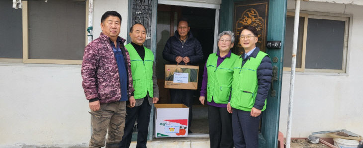 13.삽교읍지역사회보장협의체 행복꾸러미 전달 모습 (2)