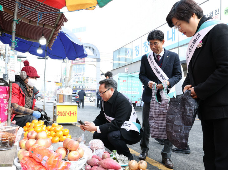 사진_설 맞이 온양온천 전통시장 장보기 행사 (4)
