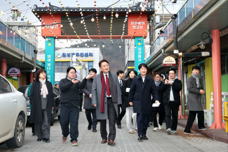 김영환지사가 칠성마을 골목박물관거리를 점검하고 있다