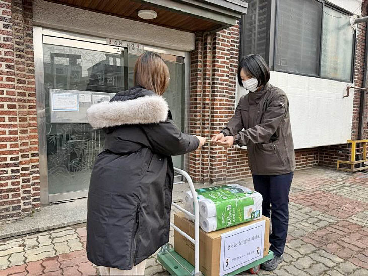 후원금품 전달 사진