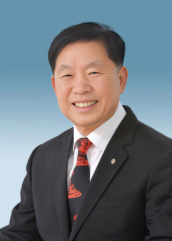 윤여경 이사장 포스터 사진